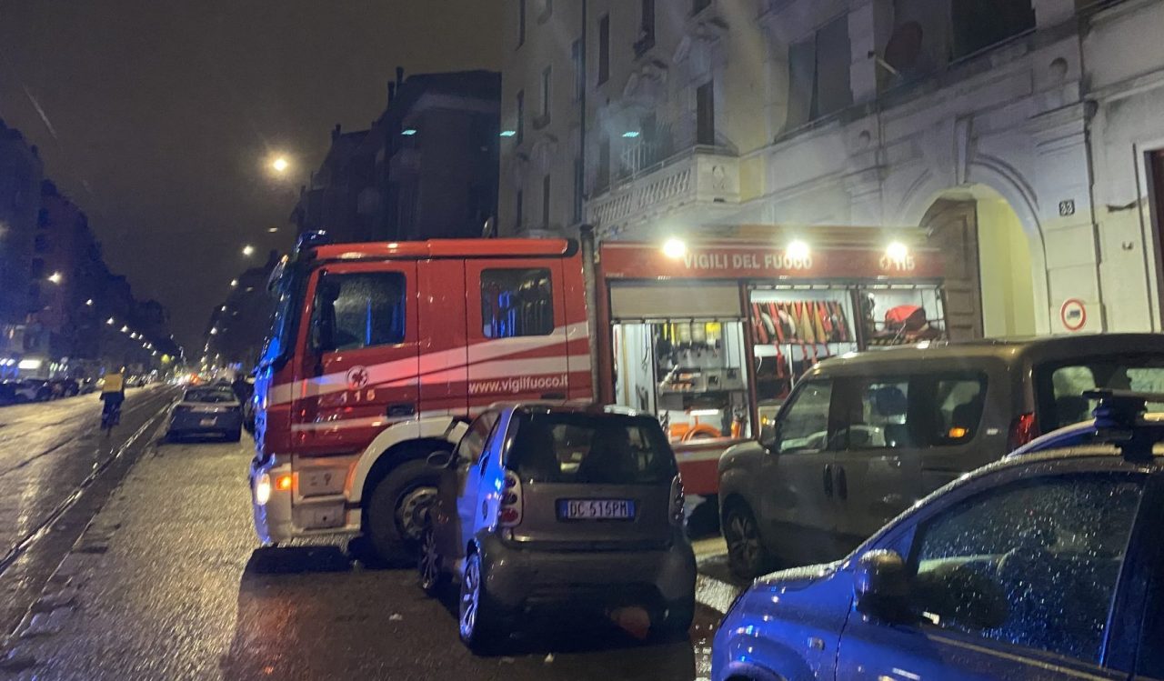 Incendio a Milano, un uomo è in fin di vita: è il secondo in 24 ore FOTO E VIDEO