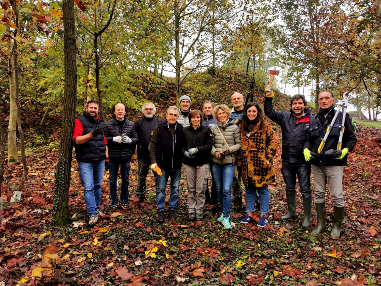 Armati di guanti e attrezzi hanno pulito il bosco