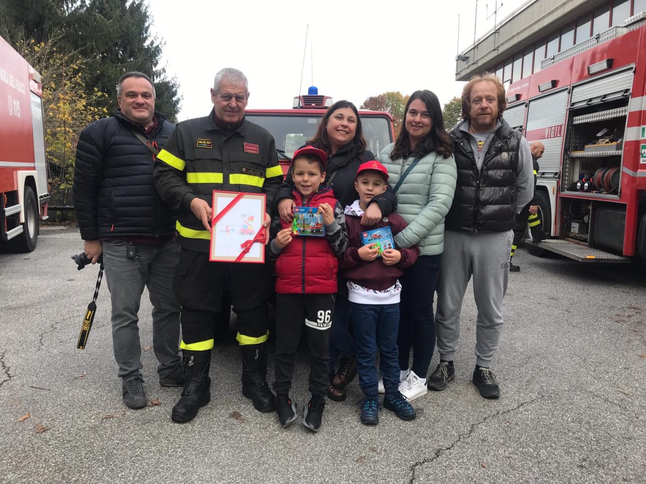 L’omaggio di un bimbo ai Vigili del fuoco morti nella tragedia di Quargneto FOTO E VIDEO