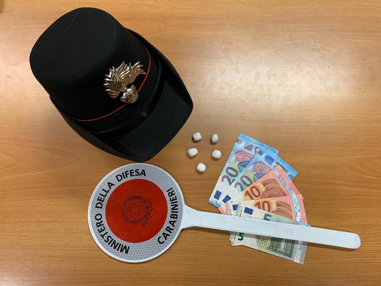 Spacciatore preso con la droga in auto