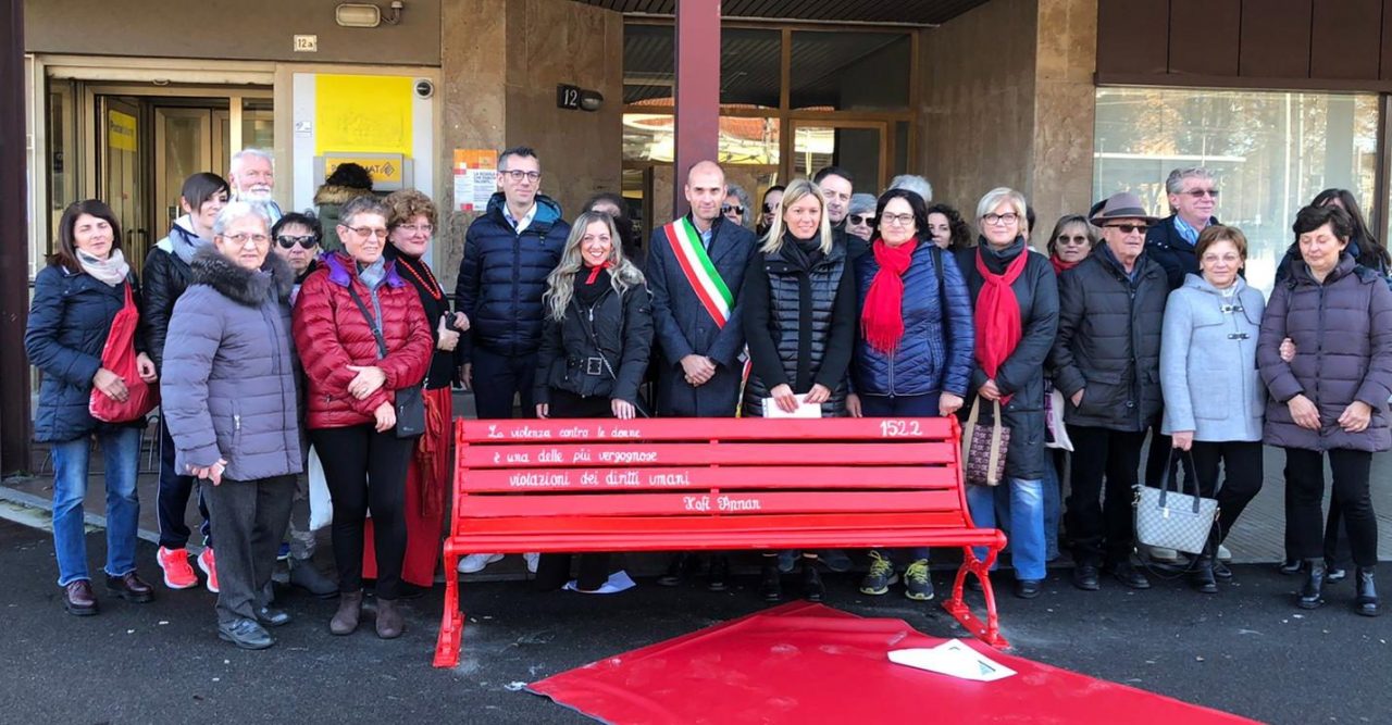 Panchina rossa, sportello di ascolto e corso di autodifesa: così Meda dice no alla violenza sulle donne