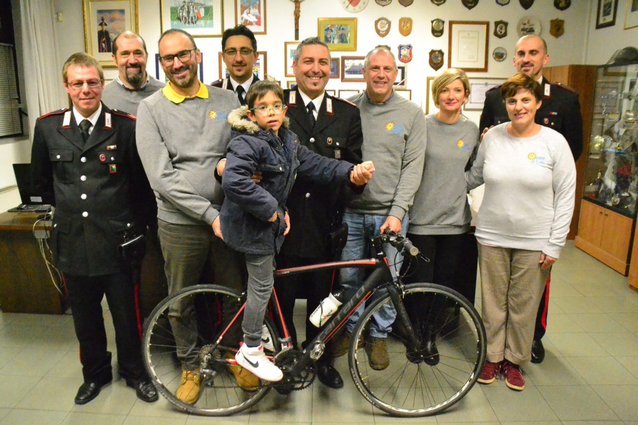 La bici sequestrata a un pregiudicato donata agli angeli degli Amici di Lollo