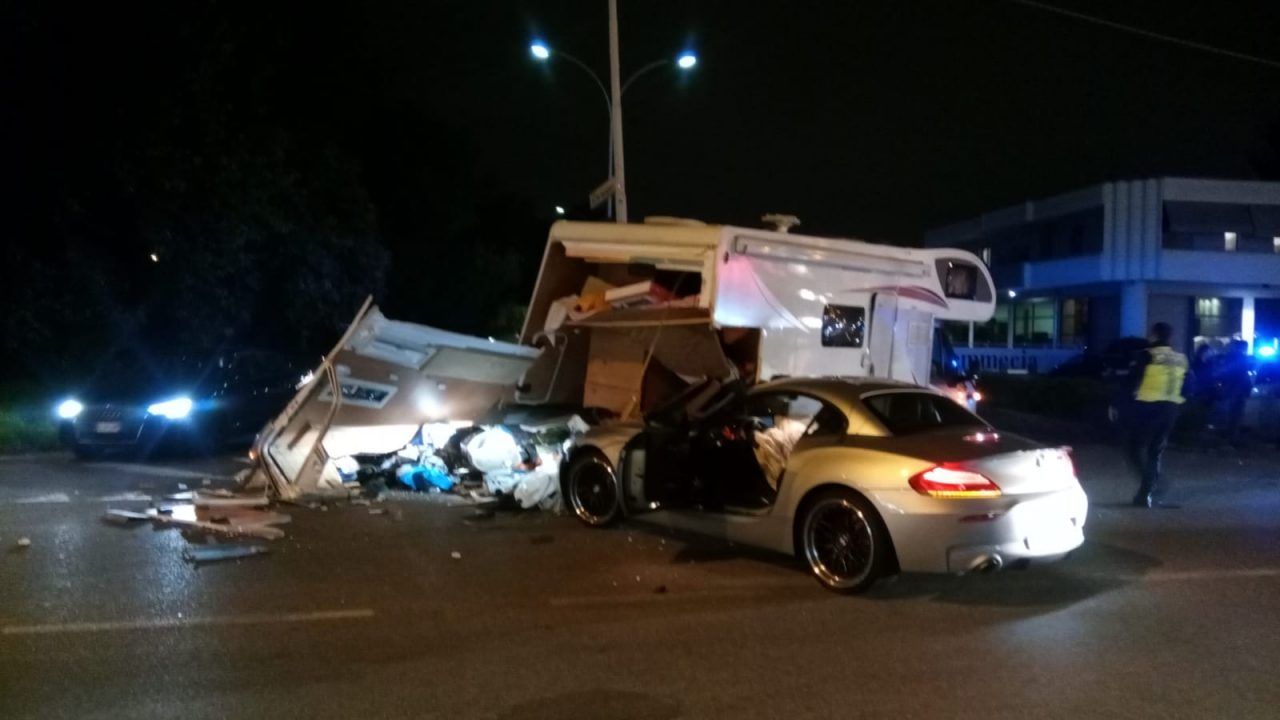 Auto si schianta contro un camper a Meda TUTTE LE FOTO
