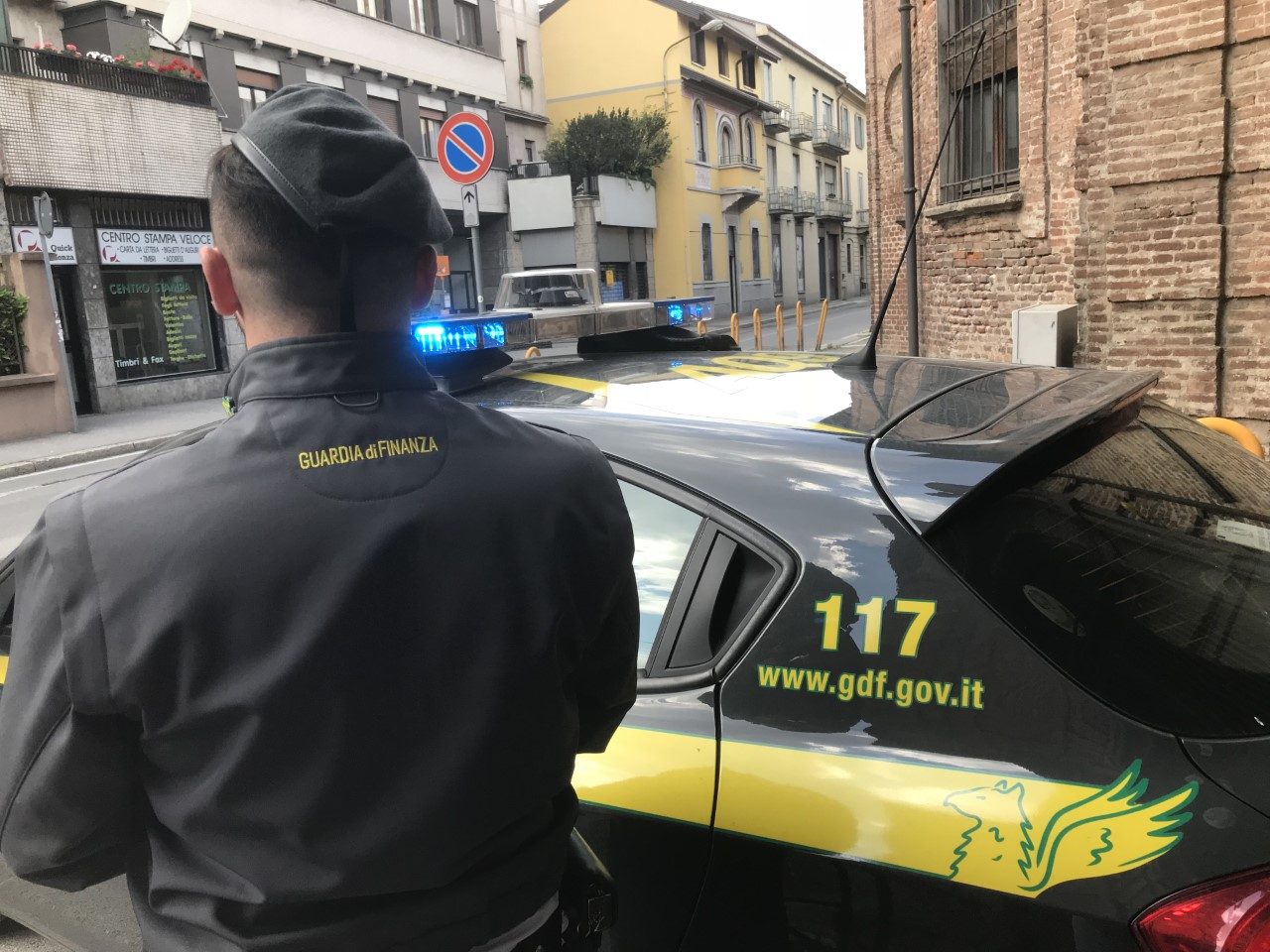 Sequestrati 4.500 prodotti per la scuola e per la casa falsi