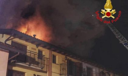 Tetto distrutto dalle fiamme, due abitazioni inagibili a Giussano FOTO