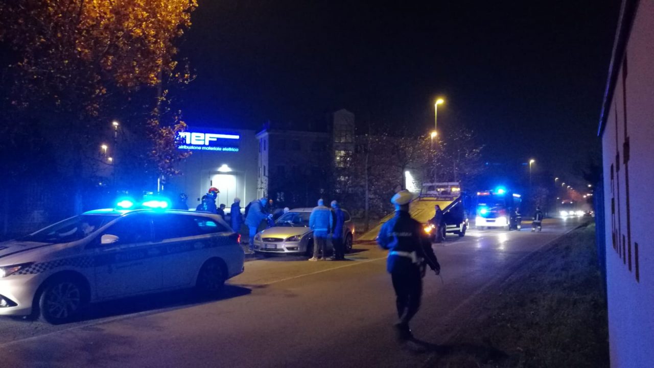 Violento scontro tra auto, sul posto i Vigili del fuoco e l’automedica