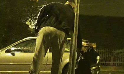 Gettano l'immondizia di casa nei cestini pubblici, "beccati" dalla Locale