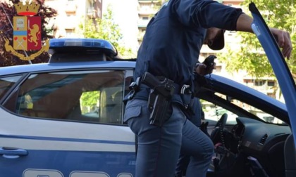 Aggressione razzista al bar: insultato e picchiato per il colore della pelle
