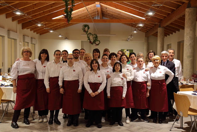 La cena solidale è servita dai ragazzi dell’Oasi