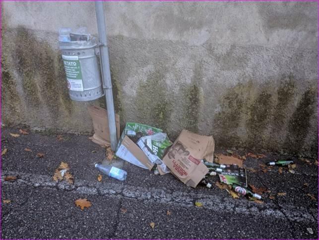Scarica rifiuti in strada, barista incastrato dalle telecamere