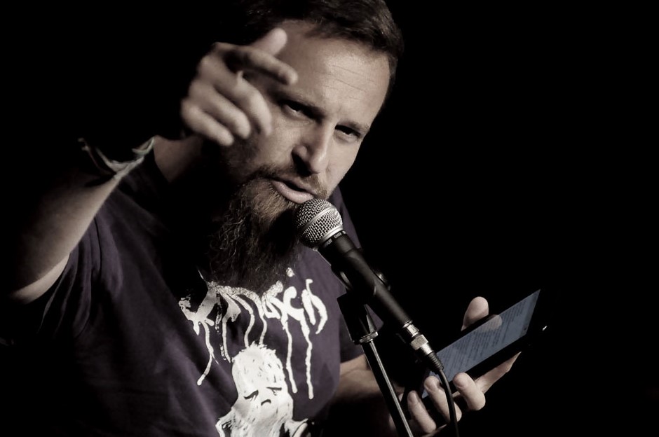 Simone Savogin, campione italiano di poetry slam, chiude “Giù dal Muro”