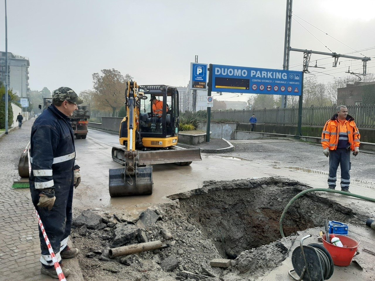Salta il tubo dell’acqua: via Azzone Visconti chiusa, traffico in tilt