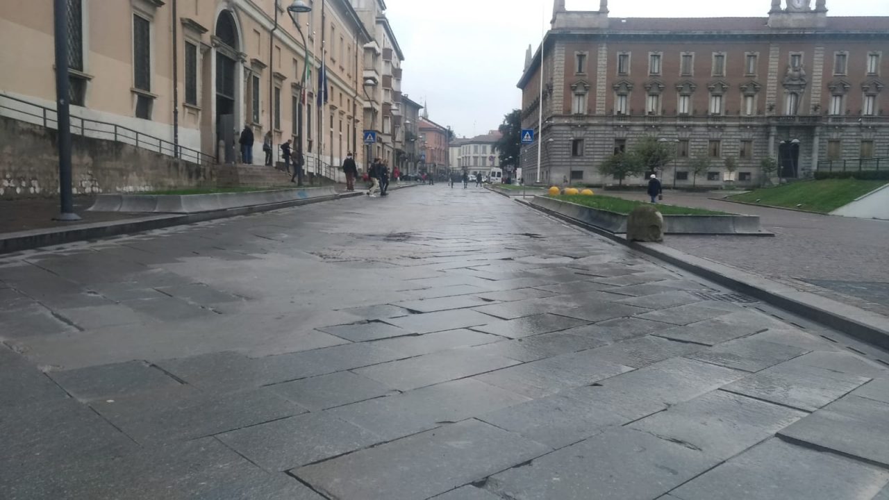 Monza: in via Zavattari addio al (pregiato) lastricato, arriva l’asfalto stampato