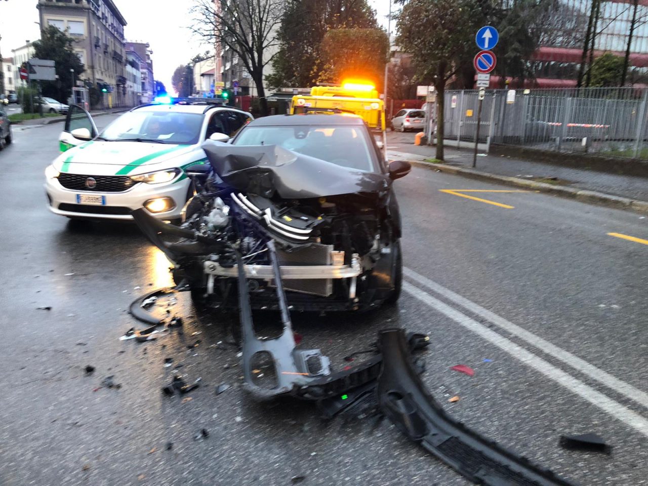 Ubriaco alla guida si schianta contro un pullman