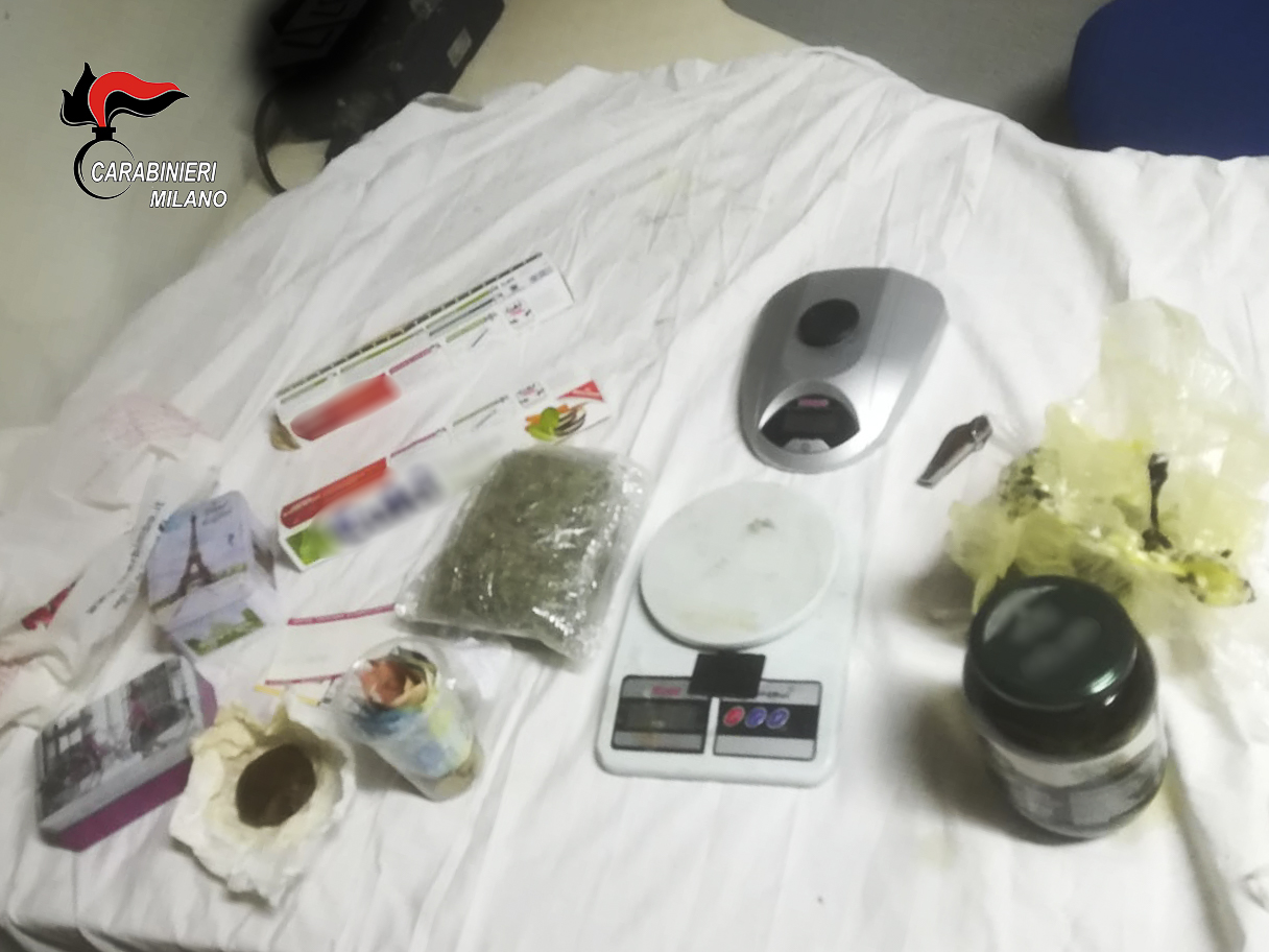 Arrestato antagonista monzese. Aveva droga e adesivi contro la Polizia FOTO
