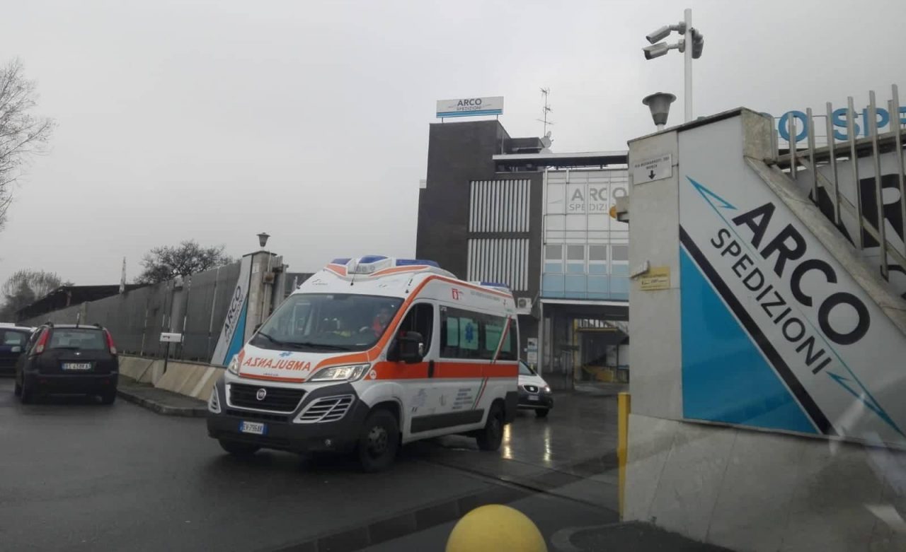 Incidente sul lavoro: precipitato un uomo di 30 anni
