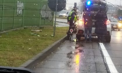 Pioggia e neve, donna investita in bicicletta