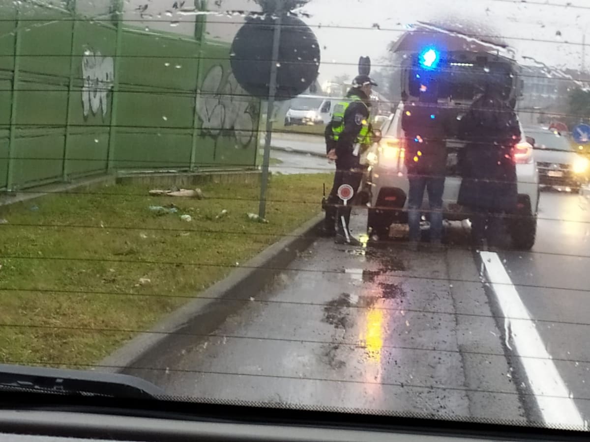 Pioggia e neve, donna investita in bicicletta