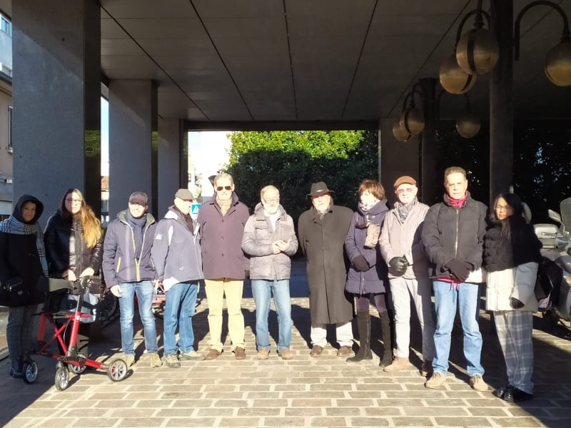 No alle strisce blu: sit-in di protesta davanti al Comune