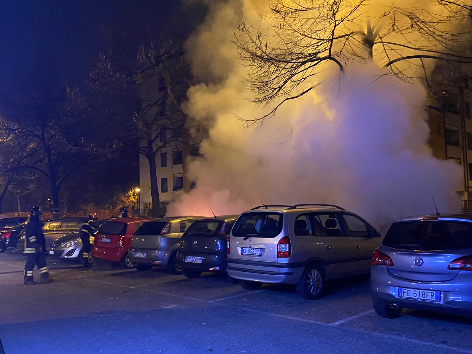 Monza Auto in fiamme in via Calatafimi