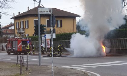 Auto prende fuoco a Barlassina FOTO