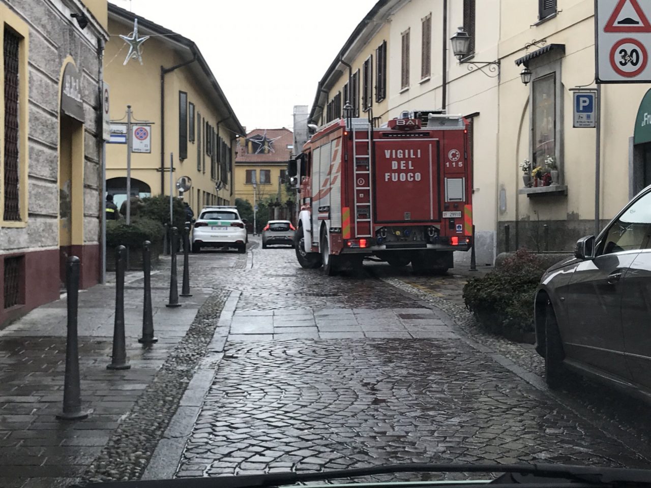 Luminaria a fuoco, arrivano i pompieri
