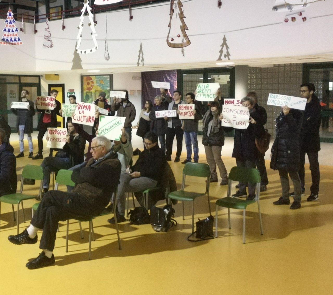 Recesso da Villa Greppi, la battaglia è a colpi di cartellone