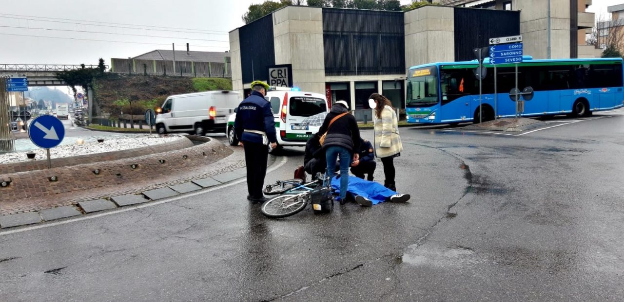 Cade dalle bicicletta e finisce sopra un’auto