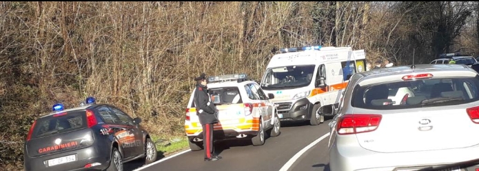 Carate, perde il controllo e  cade in moto