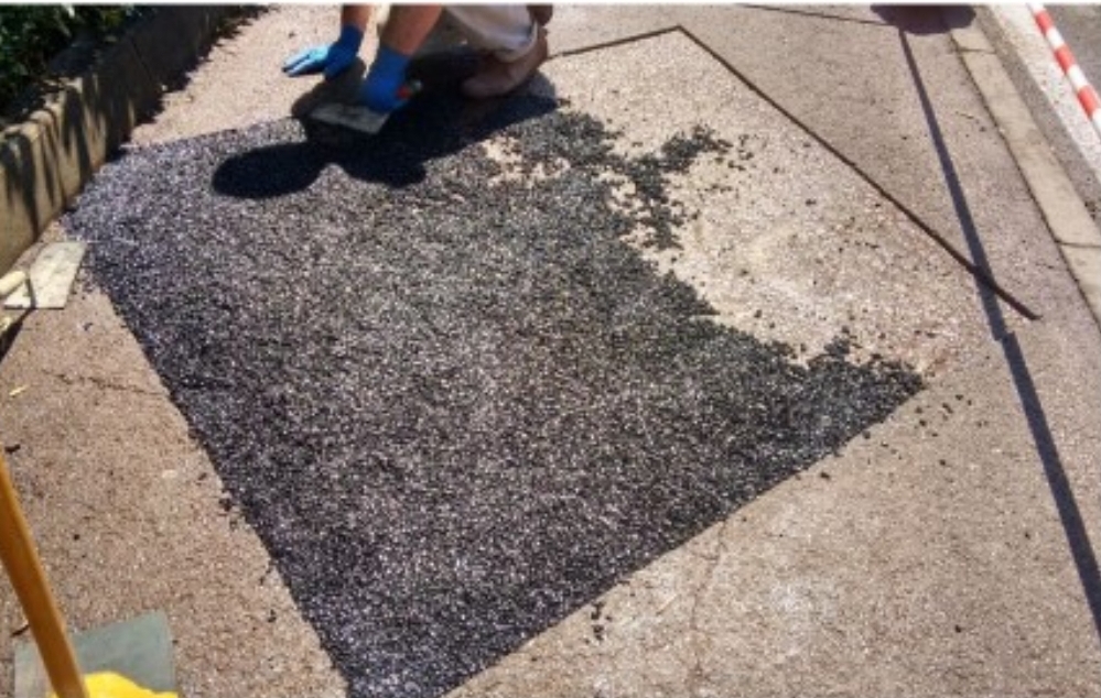 Ripara le buche sul marciapiede davanti a casa e viene multato