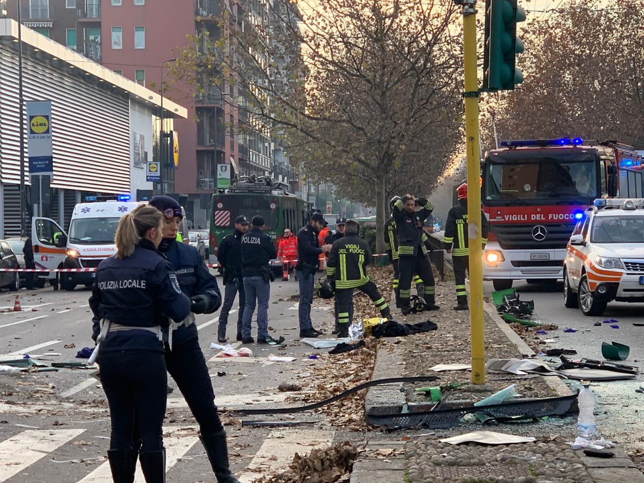 Scontro tra filobus e camion dei rifiuti: feriti gravi – FOTO