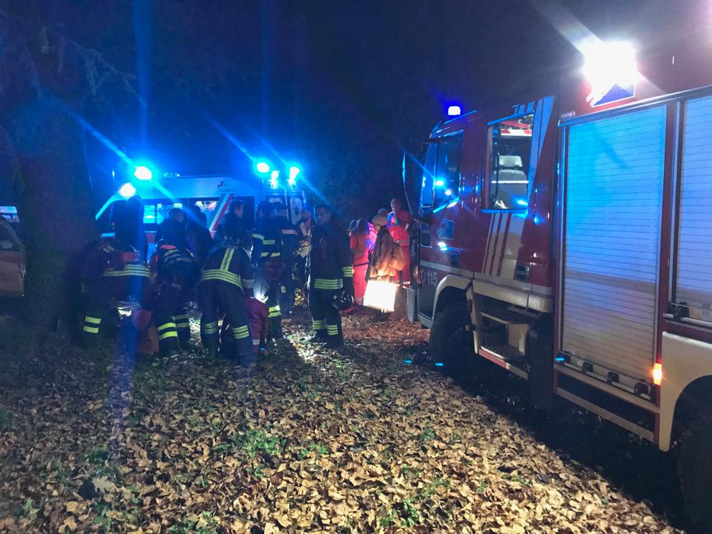 Diciottenne precipita in un dirupo, il ragazzo la segue per soccorrerla, arrivano ambulanza e pompieri FOTO