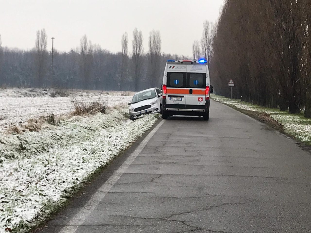 Finisce fuori strada con la macchina: soccorso un 47enne FOTO