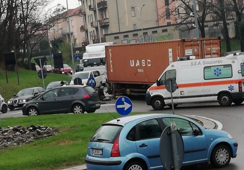 Camion in panne in mezzo alla rotonda: traffico in tilt a Carate