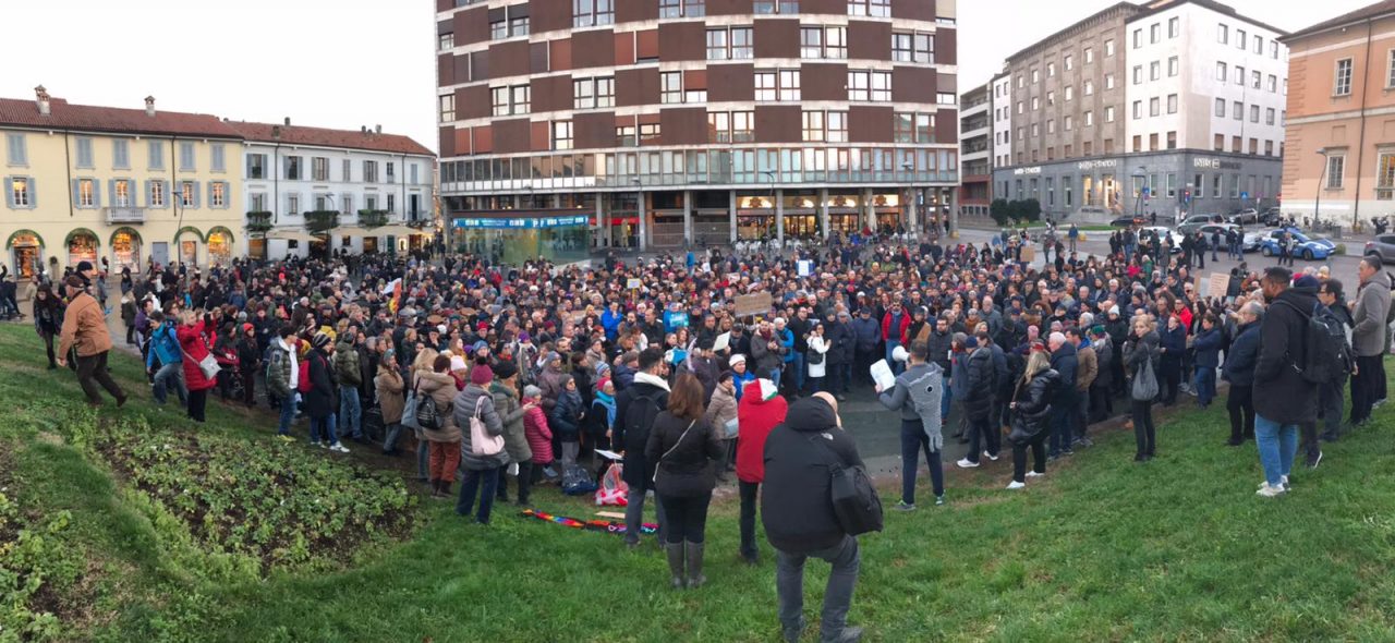 Un migliaio di sardine in piazza a Monza FOTO