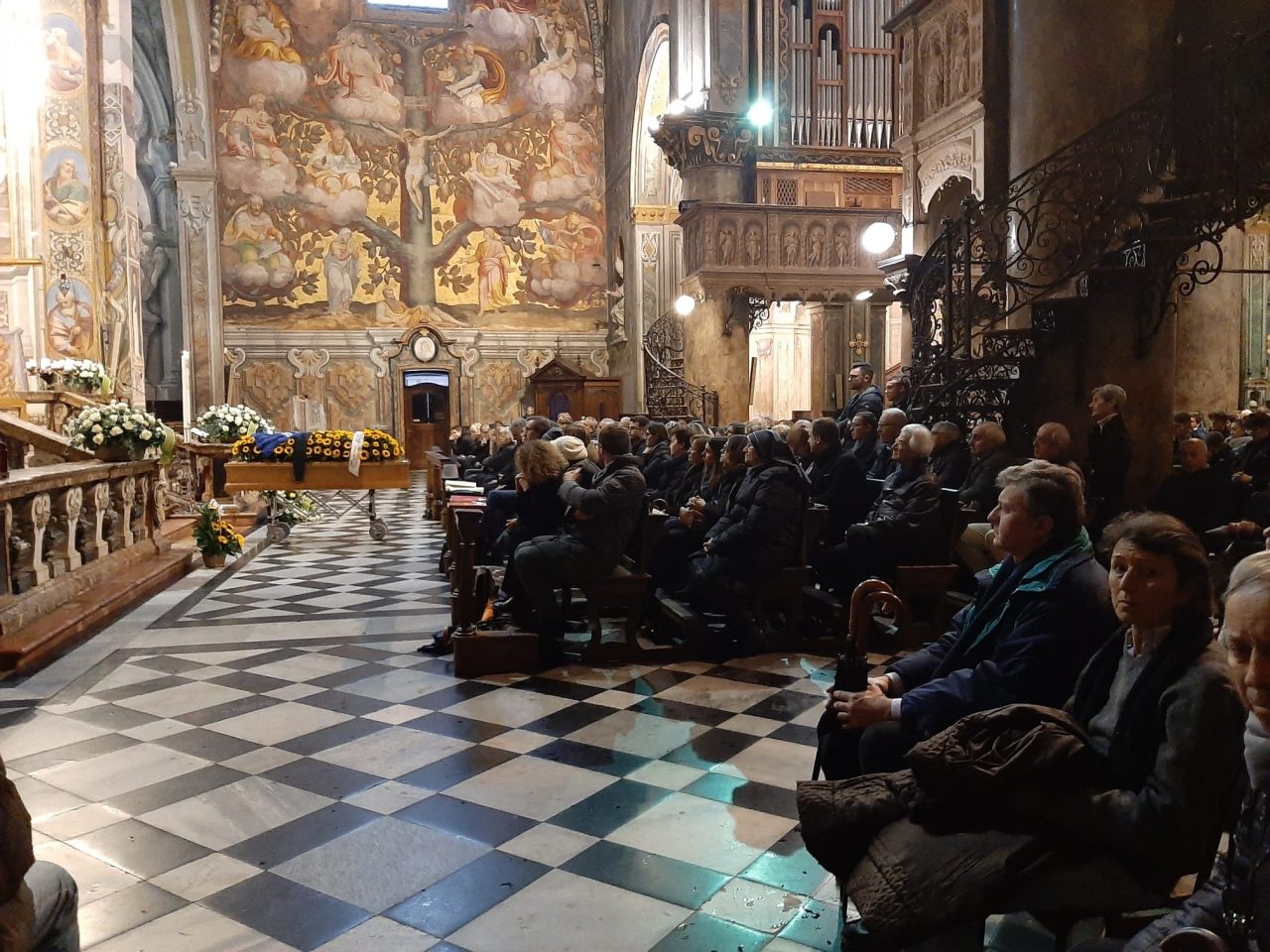 Centinaia di persone in Duomo per l’ultimo saluto ad Alessandro Milva FOTO