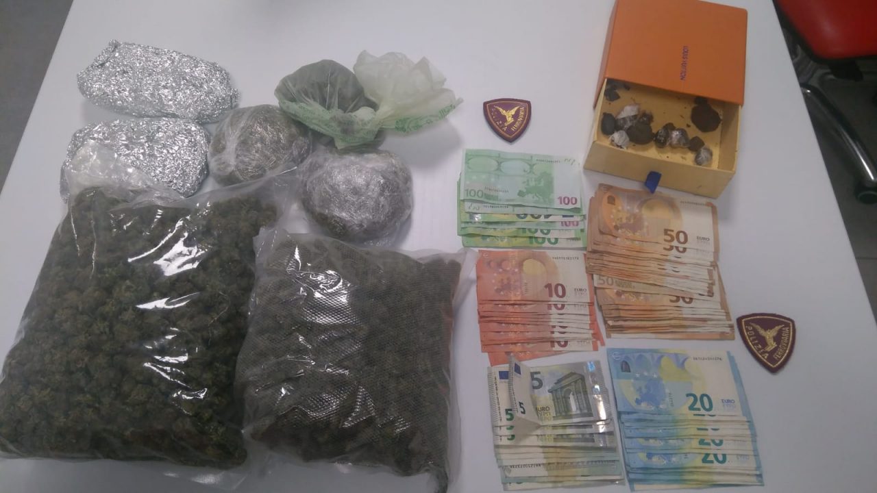 Pusher 19enne arrestato, in casa un piccolo market della droga FOTO