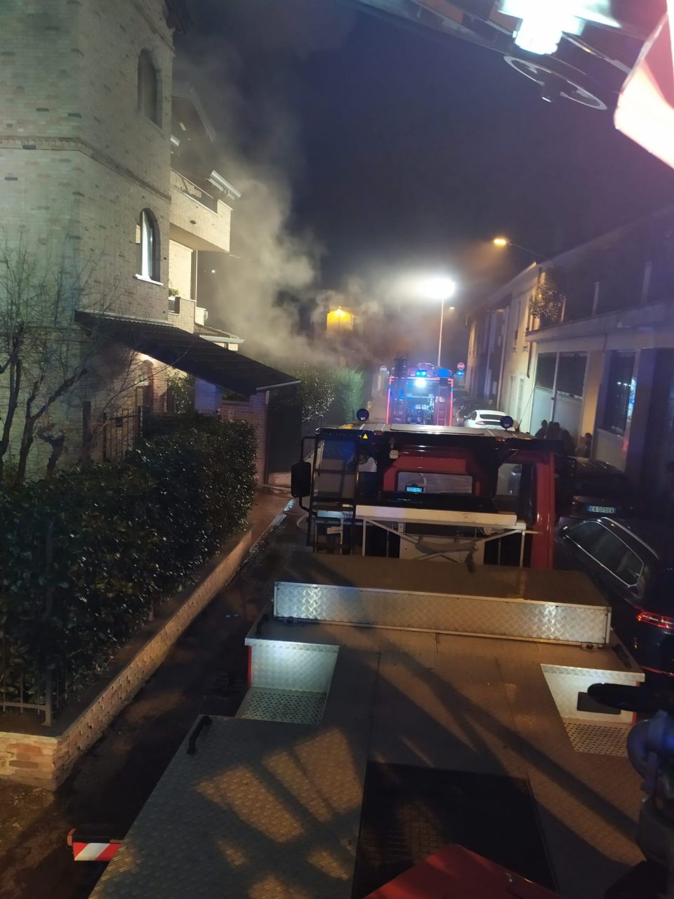 Incendio tetto a Bovisio Masciago sul posto diversi mezzi dei vigili del fuoco FOTO