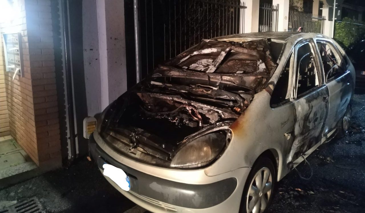 Parcheggia l’auto e scende. Poi la macchina prende fuoco