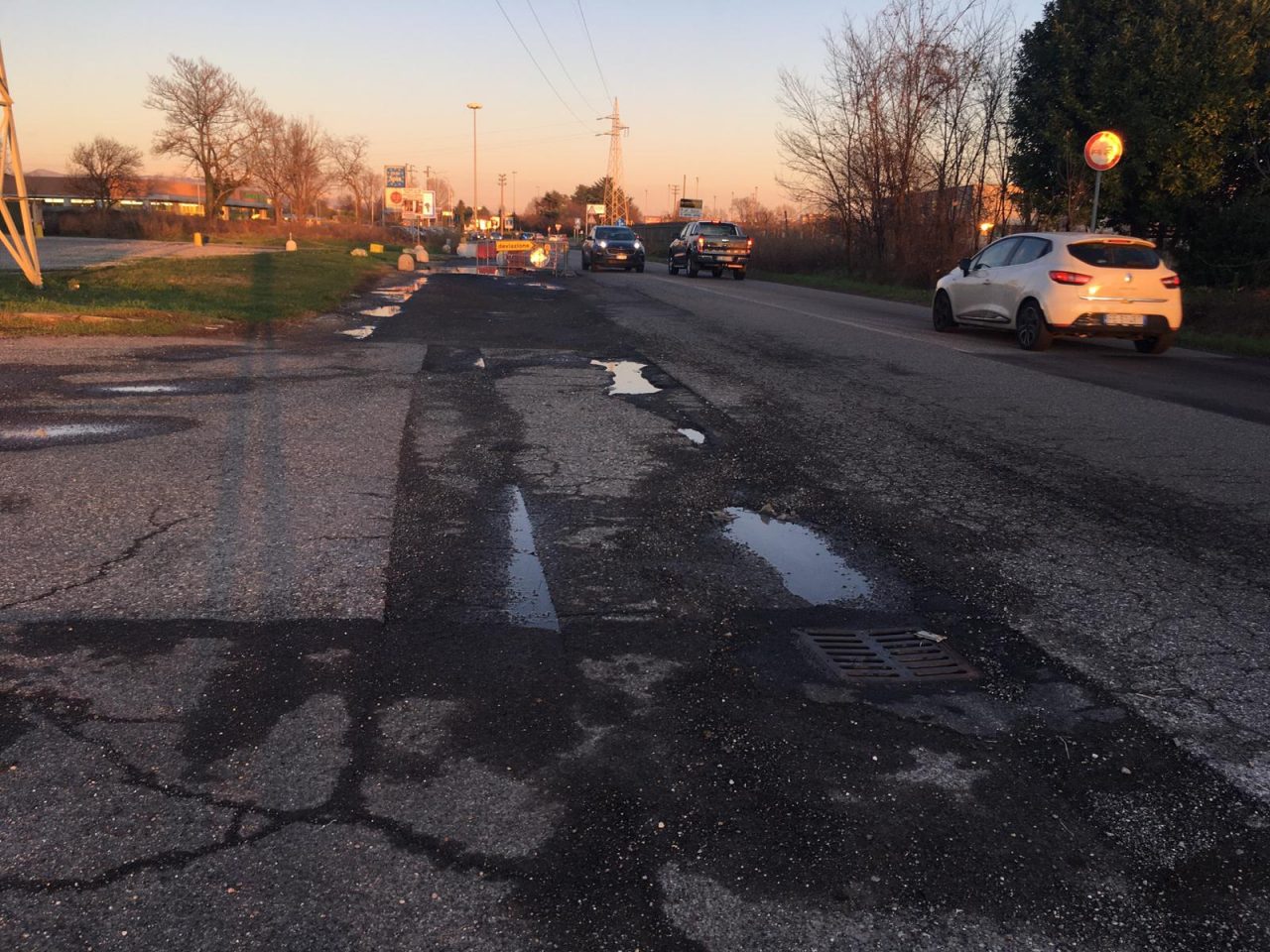 Buche sulla strada, gli automobilisti chiedono i danni