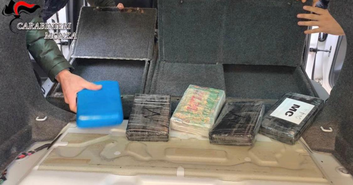Arrestato spacciatore: aveva 5 chili di cocaina nascosti nei sedili