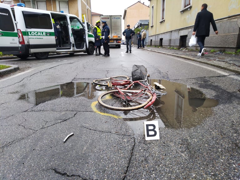 Ciclista travolto da Tir, gravissimo 51enne monzese