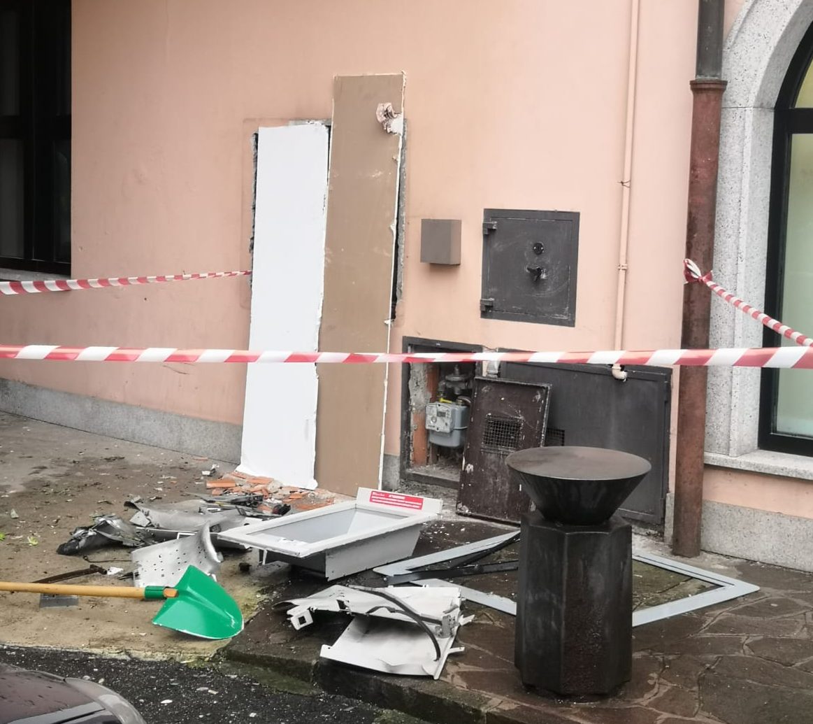 Esplode il bancomat in piena notte a Misinto