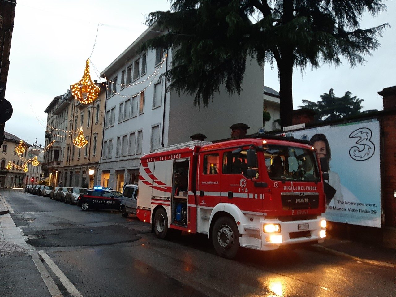 Dimentica la candela accesa sul mobiletto: incendio nel negozio di parrucchiere