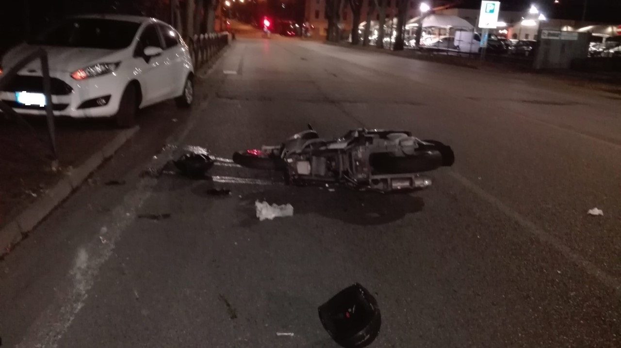Motociclista travolto da un 19enne: grave in ospedale