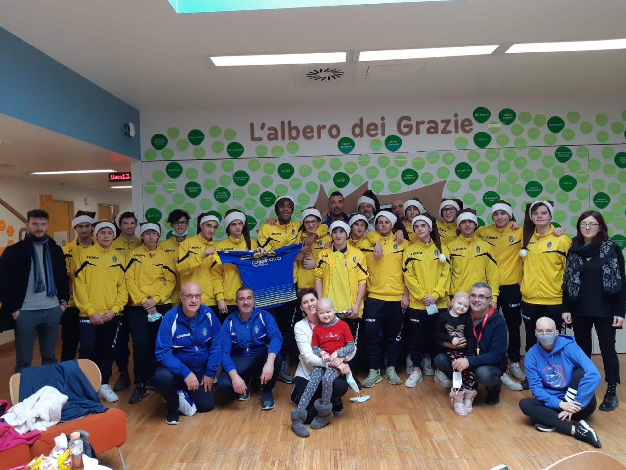 Calciatori donano sorrisi ai “piccoli guerrieri”