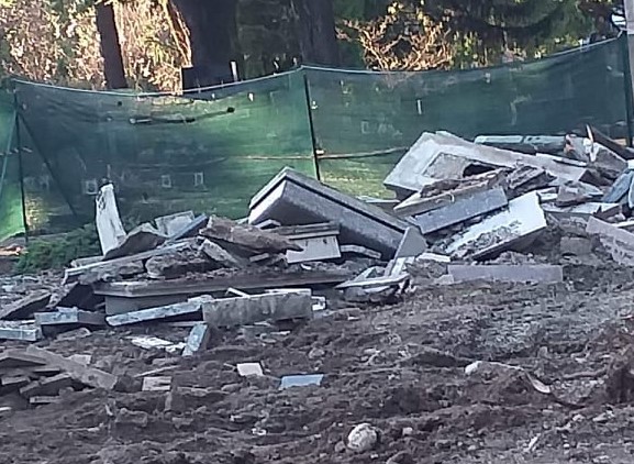 Natale shock, cimitero devastato