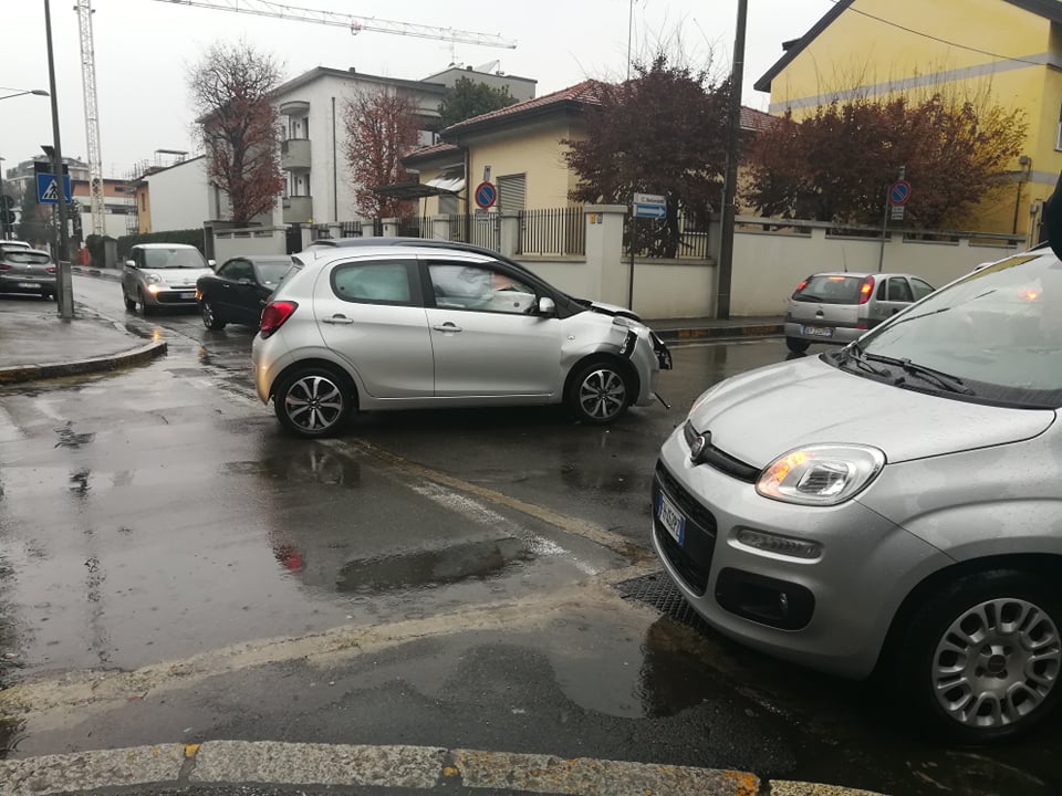 Schianto tra auto, paura per un 63enne