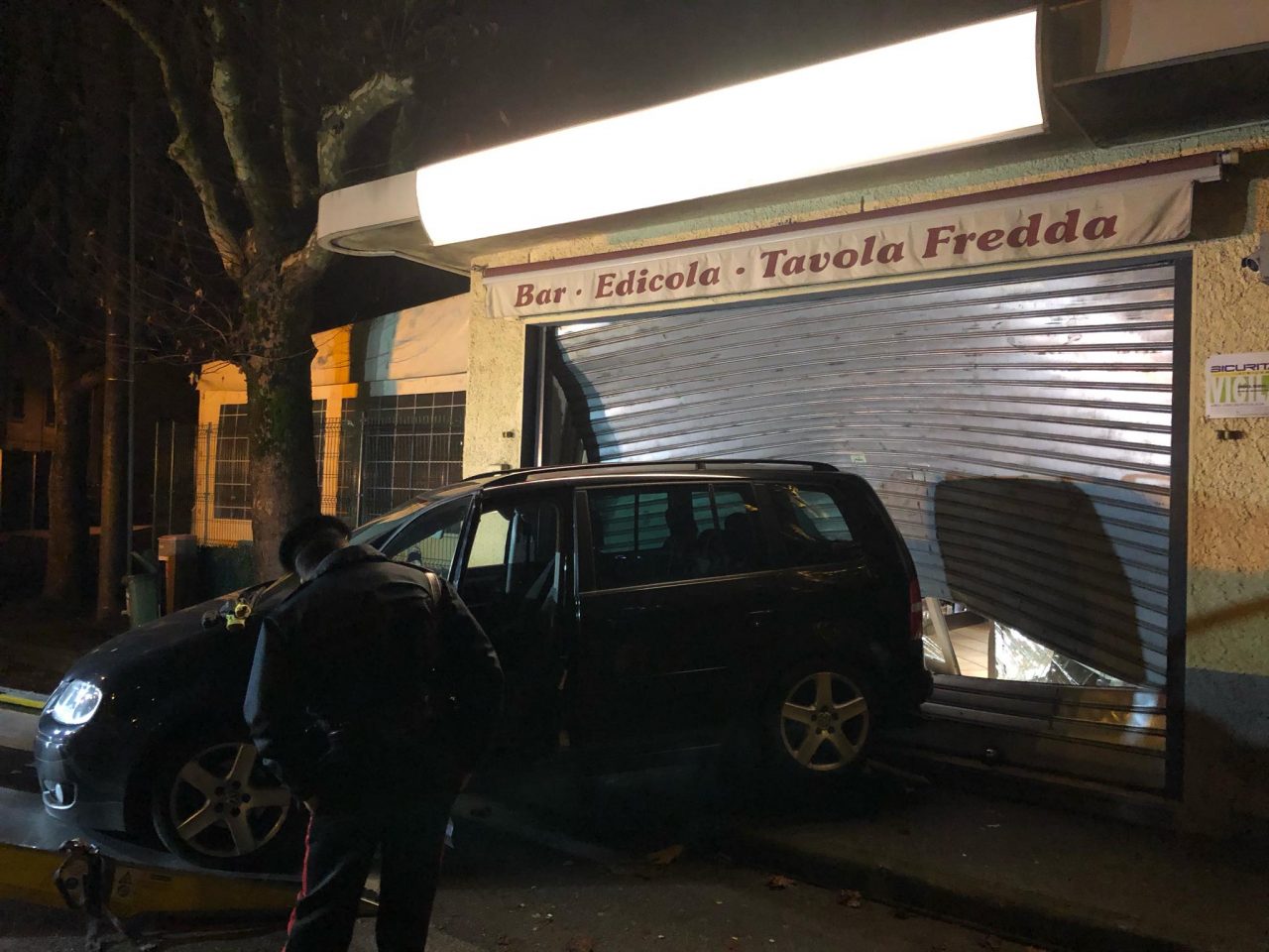 Auto rubata usata come ariete: spaccata al bar del Villaggio Snia