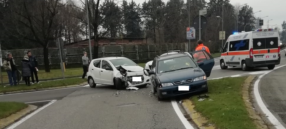 Incidente a Meda, in due finiscono in ospedale